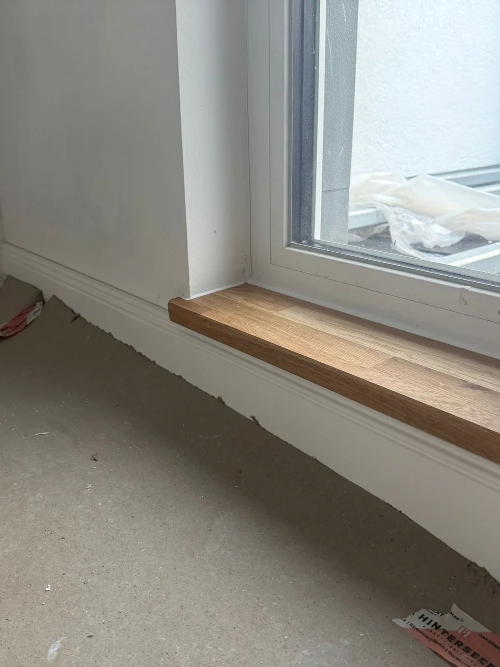 Neu gefertigte Holz-Fensterbank