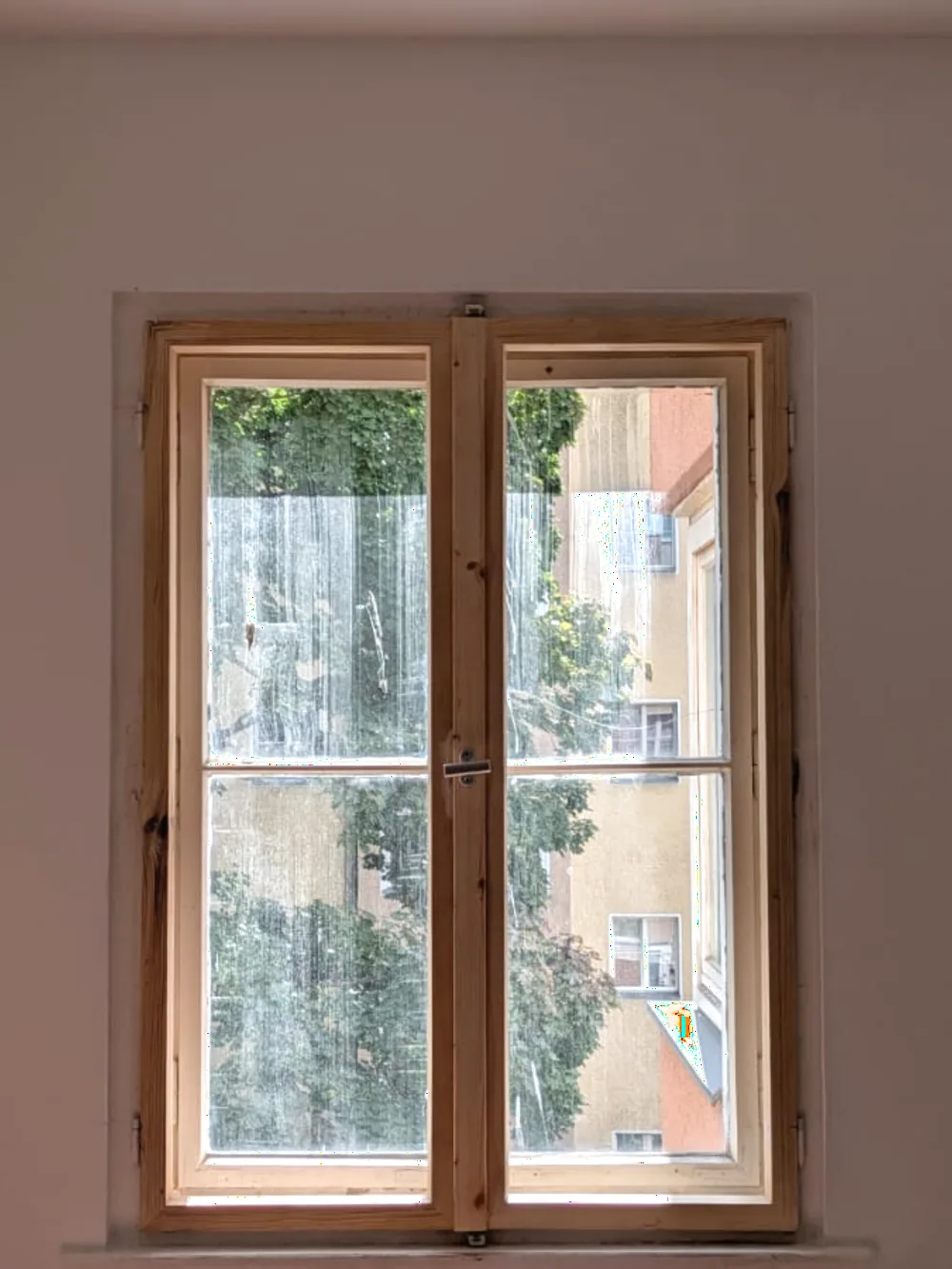 Holzfenster mit Blick auf Bäume