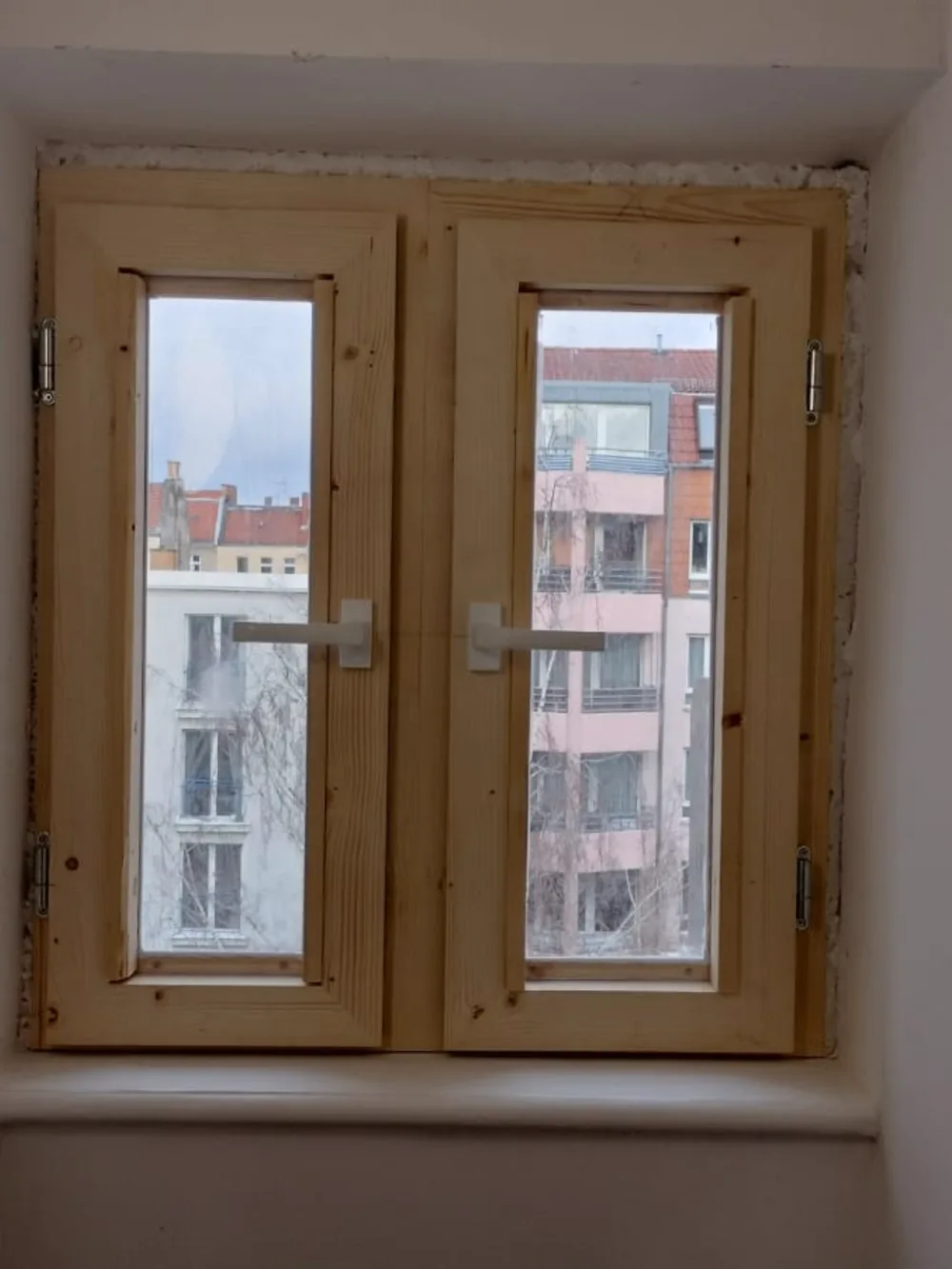 Neu eingebautes Holzfenster