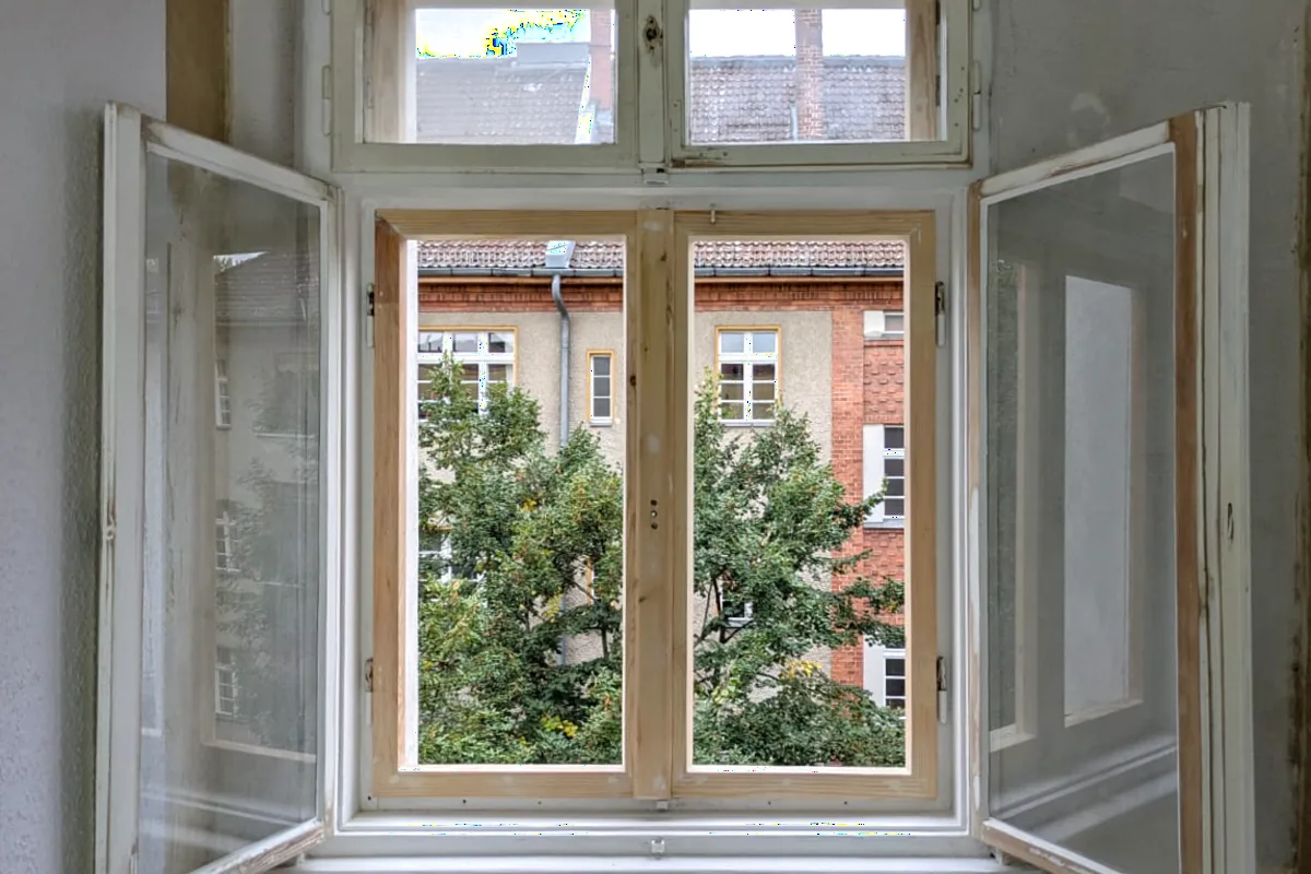 Aufgearbeitetes Kastenfenster aus Holz