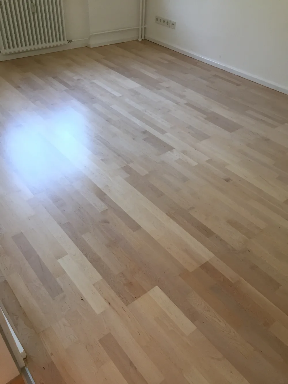 Frisch verlegter heller Holzboden im Wohnraum