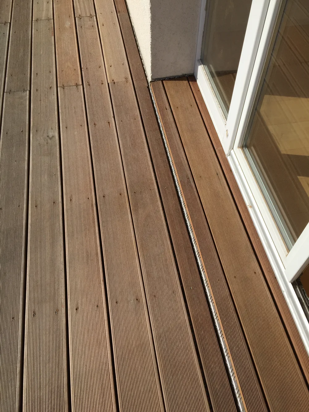 Verlegte Holz-Terrassendielen