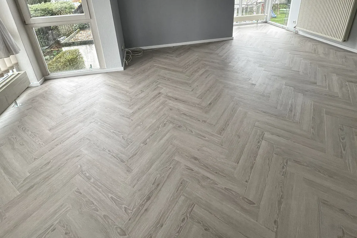 Verlegter Designboden im Fischgrätmuster
