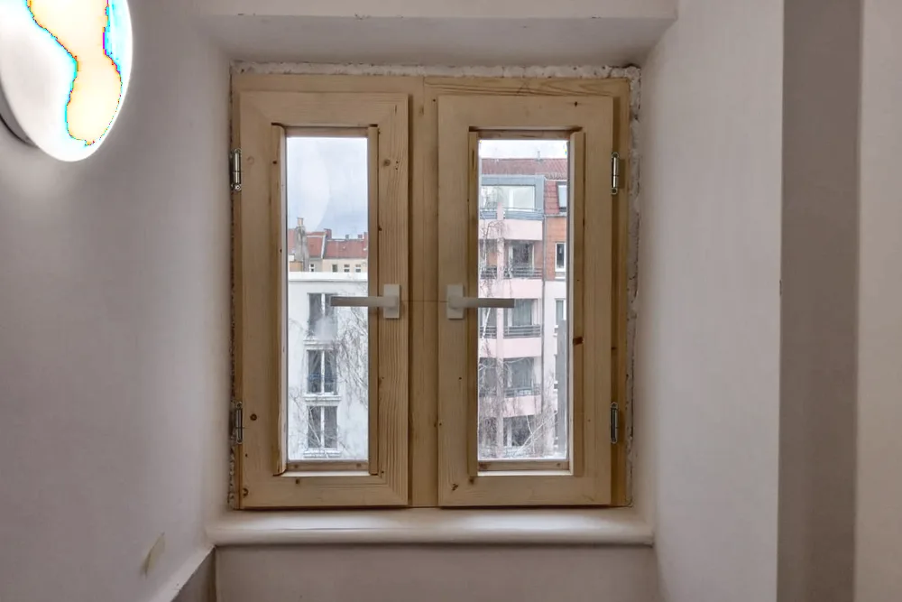 Neu eingebautes Holzfenster