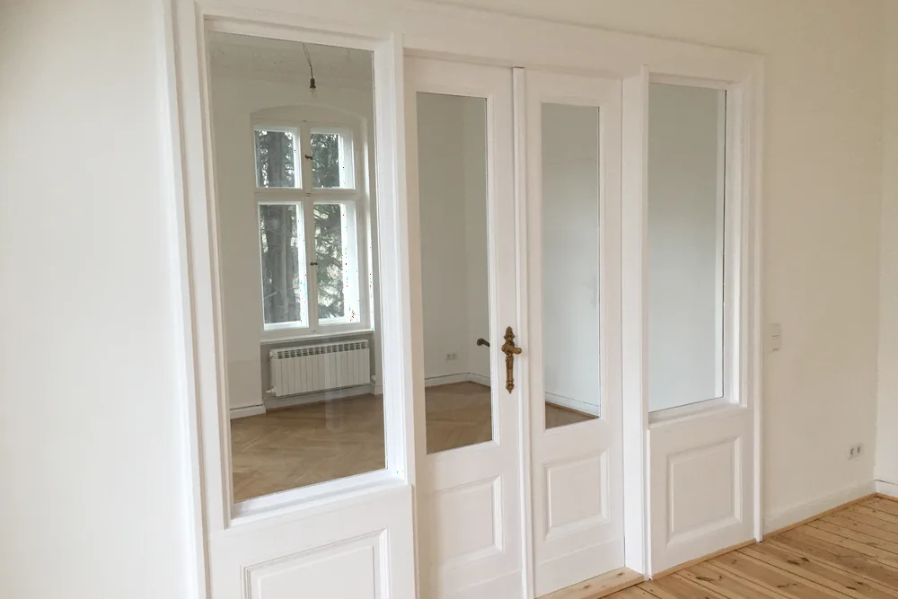 Nachgebaute weiße Flügeltür mit Glas