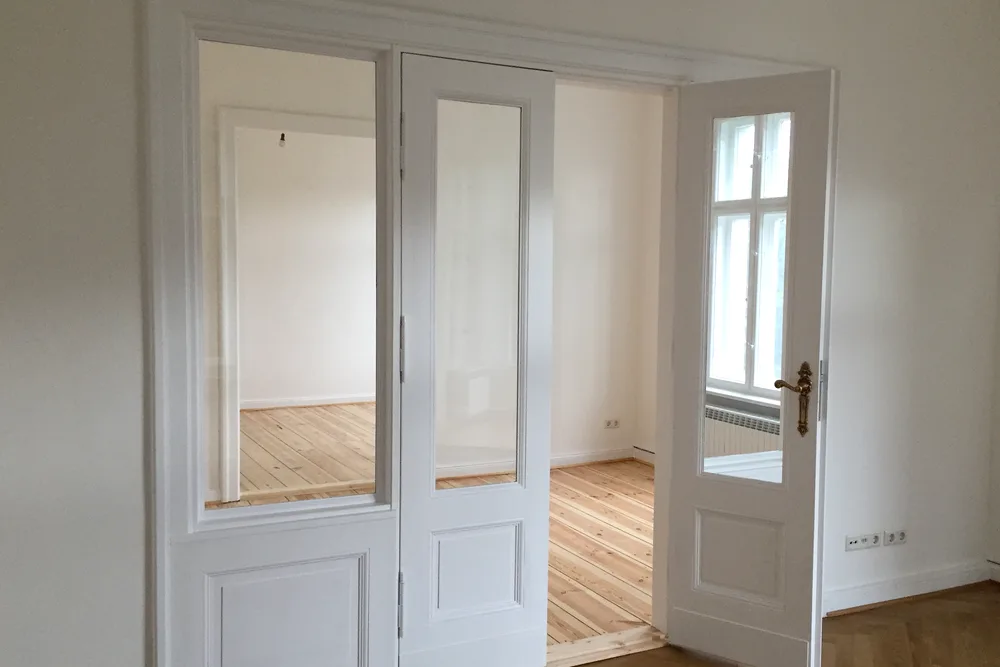 Weiße Altbau-Flügeltür mit Glaseinsatz
