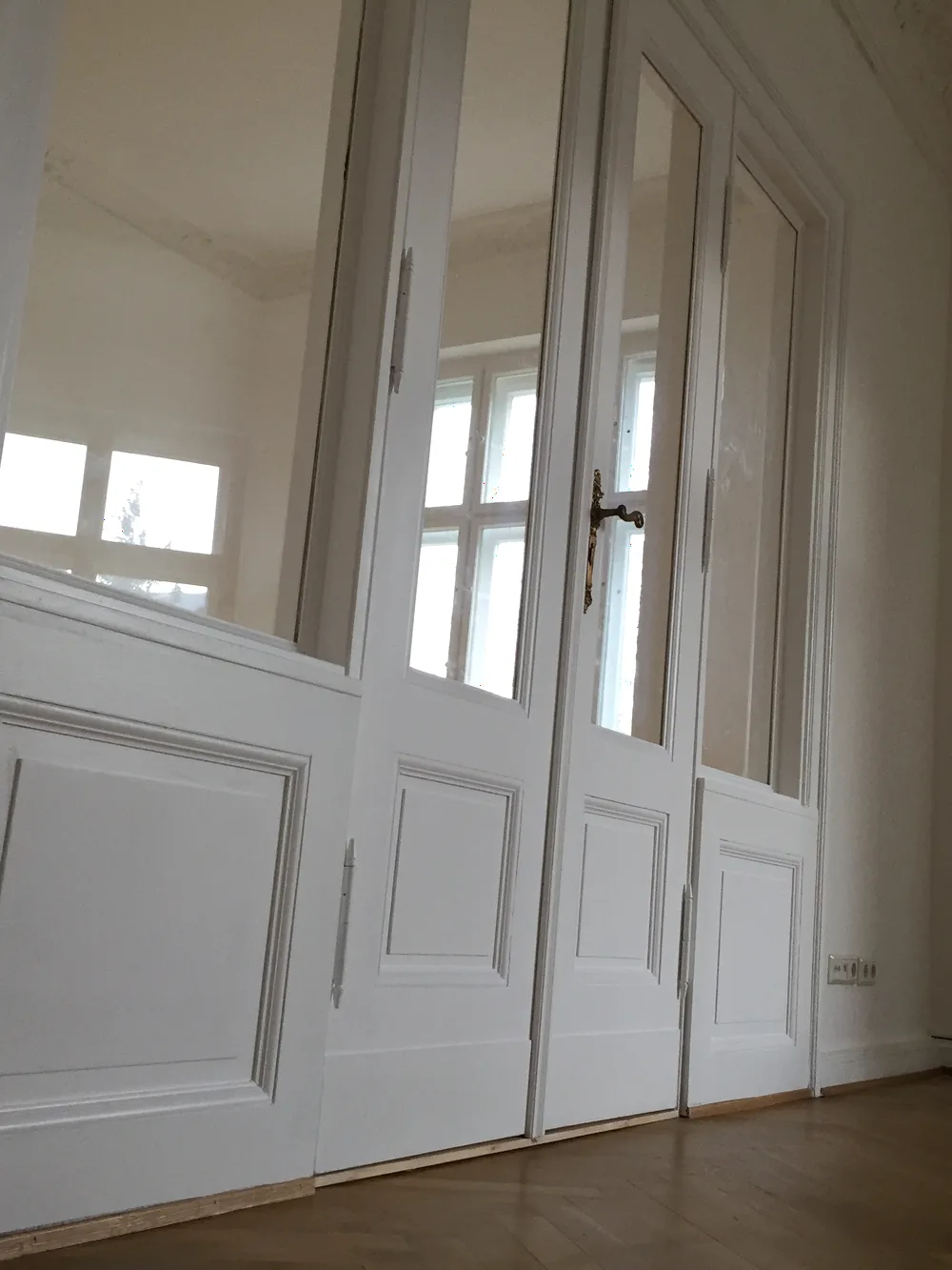 Weiße Altbau-Flügeltür mit Glas