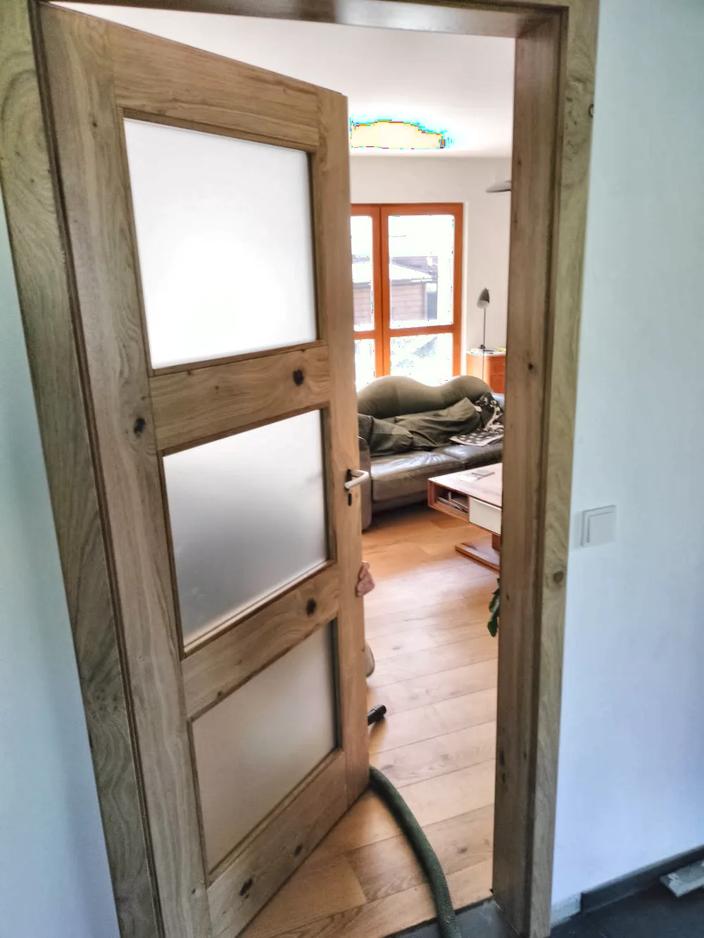 Moderne Zimmertür mit Milchglas-Einsätzen