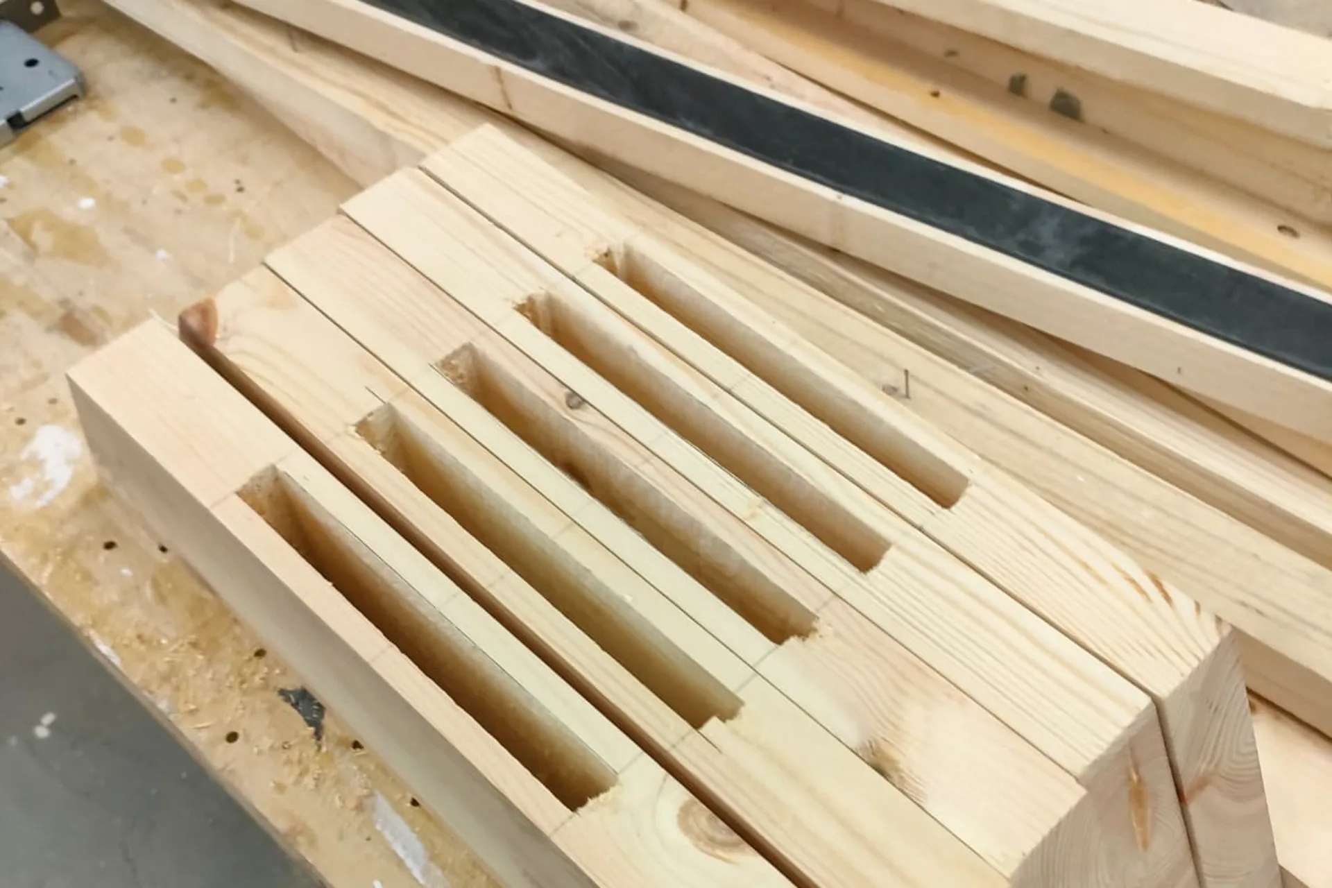 Gearbeitete Holzverbindungen auf der Werkbank
